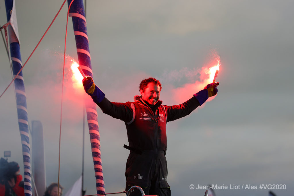 Le skipper Romain Attanasio célébrant avec des feux à main lors de son arrivée du Vendee Globe, le 6 Février 2021. (Photo Jean-Marie Liot/Alea)